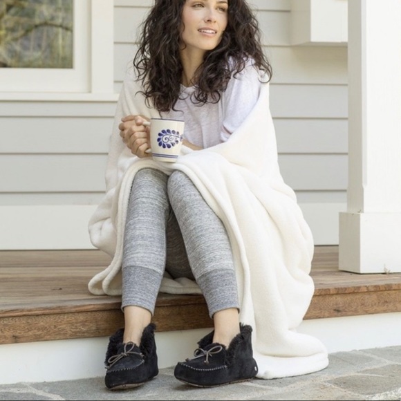 Womens UGG “Alena” in Black - Picture 2 of 9